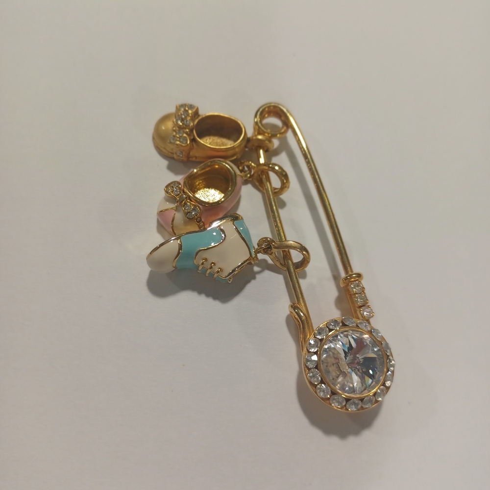 Gender Reveal Baby Shoe Brooch - Picture 3 of 6